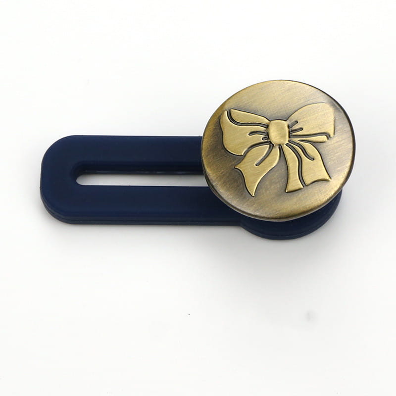 Crochet de bouton en plastique bleu marine avec un capuchon métallique rond à tons dorés, embouti d’un motif de nœud, pour un extendeur de bouton de taille de jeans ajustable sans couture