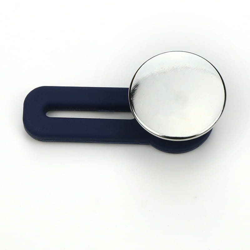 Pince de vêtement magnétique en silicone bleu marine avec capuchon métallique argenté circulaire réfléchissant pour l’extendeur de bouton de taille de jeans ajustable sans couture.