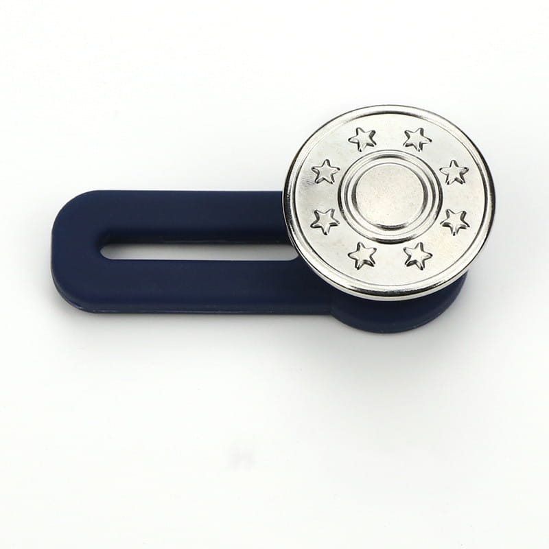 Extendeur de bouton de taille de jeans ajustable sans couture en plastique bleu marine et en métal argenté, avec une pince à motif d’étoiles montré depuis l’arrière.