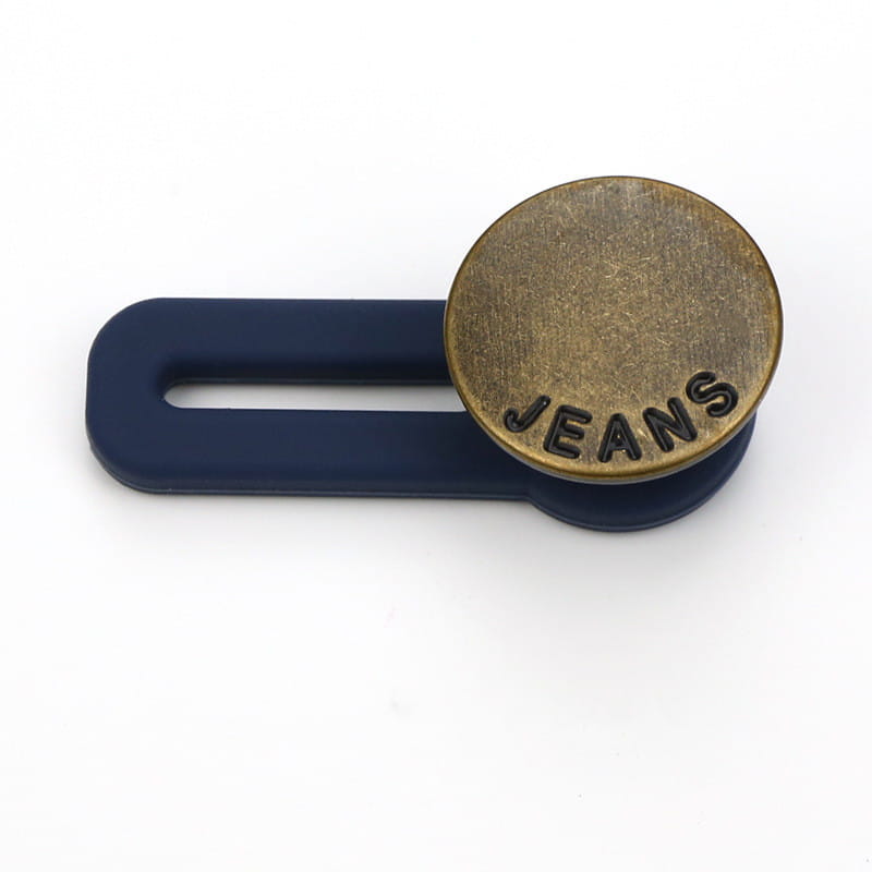 Extendeur de bouton de taille de jeans ajustable sans couture en plastique bleu marine, présentant une tête de bouton-pression circulaire de couleur laiton gravée du mot « jeans »