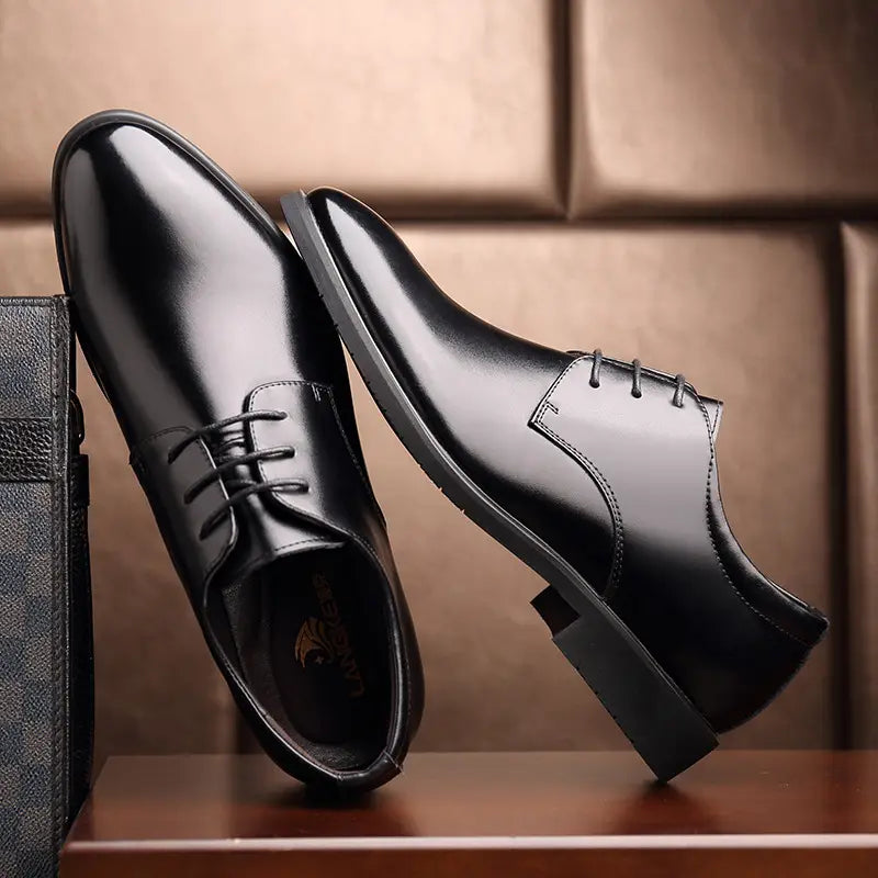 Black leather men’s cowhide leather business Oxford dress shoes with a polished finish and classic lace-up design.
