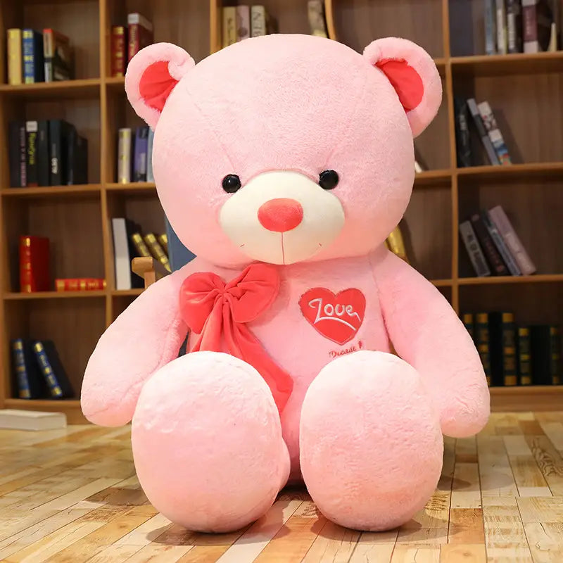 Rosa Plüsch-Liebesbär-Teddybär mit roter Schleife und besticktem Herz auf der Brust, entworfen für Herzbeichten