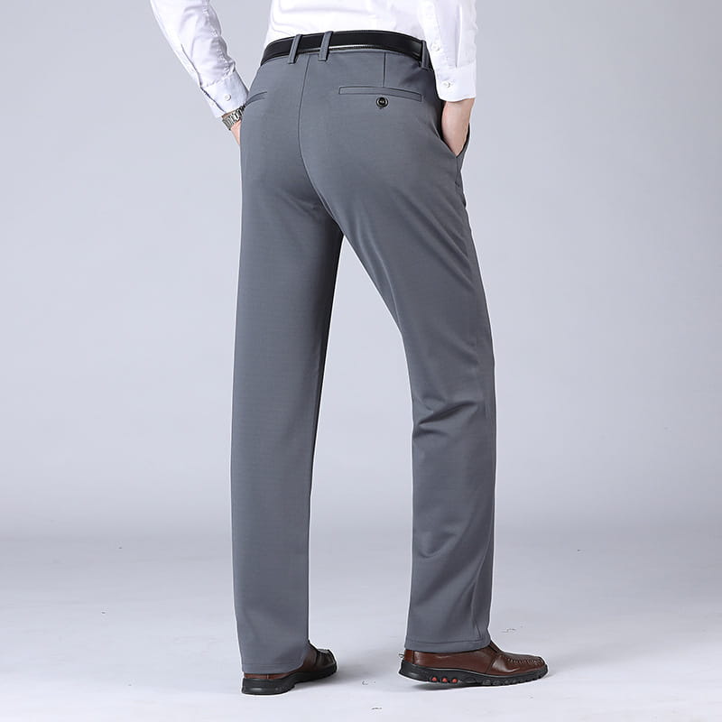 Bügelfreie, gerade geschnittene Stretch-Anzughosen für Herren in Grau mit elegantem Schnitt und dezenten Ziernähten, von hinten dargestellt.