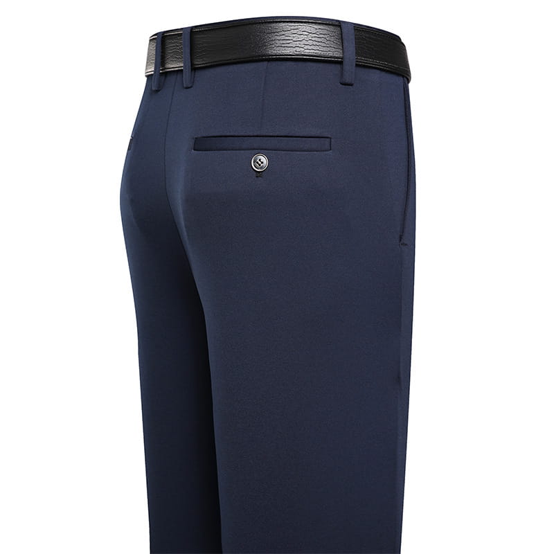 Gerade geschnittene, bügelfreie Stretch-Anzughosen für Herren in Marineblau mit dezenten Ziernähten und einem schwarzen, strukturierten Gürtel.