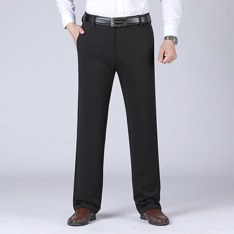 Schwarze, gerade geschnittene formelle Hosen für Herren mit dezenten Falten und Stretchmaterial, kombiniert mit einem passenden Gürtel für einen bügelfreien, professionellen Look.