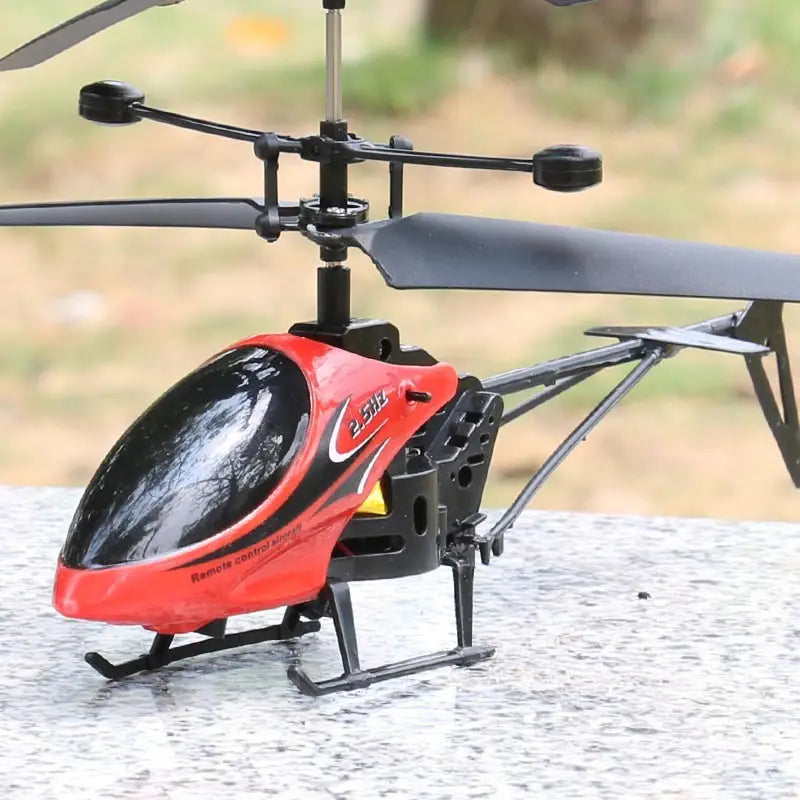 Jouet d’hélicoptère télécommandé rouge et noir pour enfants avec contrôle de la vitesse et une finition brillante.
