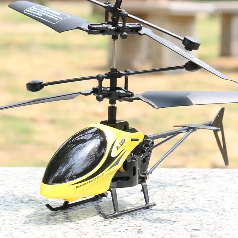 Jouet d’hélicoptère télécommandé jaune et noir pour enfants avec contrôle de la vitesse et une finition brillante.