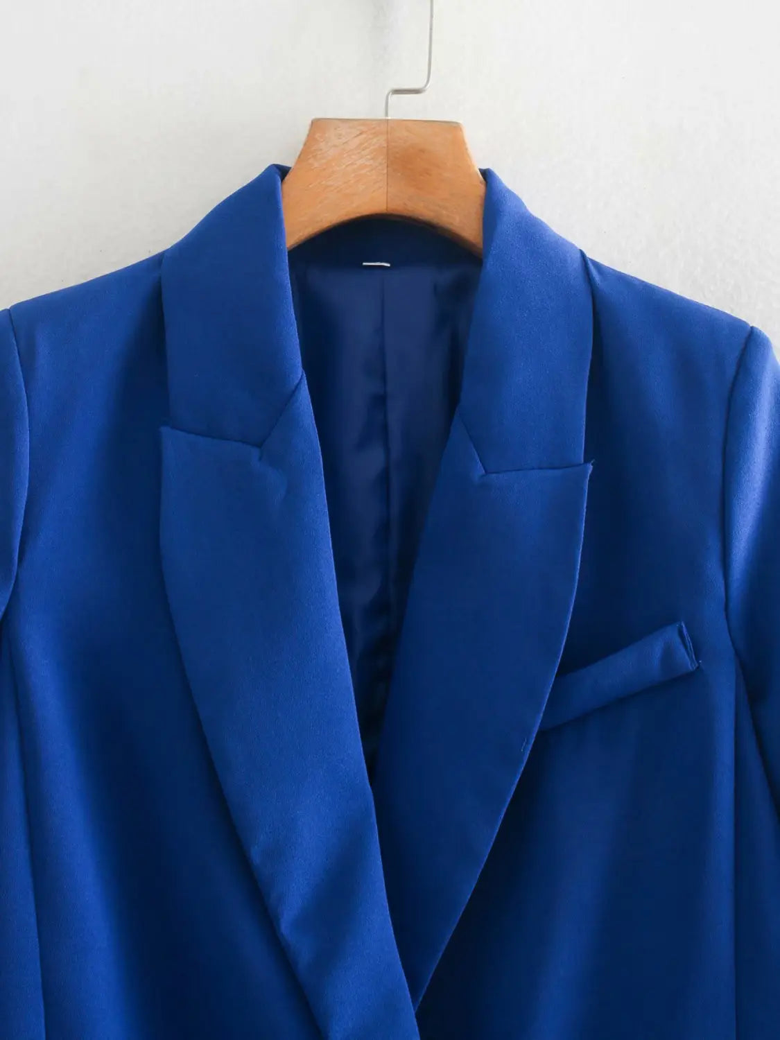 A vibrant royal blue women’s tailored double breasted longline blazer coat with a sleek tailored fit and notched lapels.