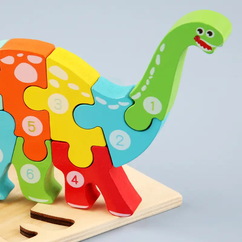 Un puzzle de animales con números de madera, colorido, para niños pequeños, que presenta una forma de dinosaurio con piezas numeradas naranja, amarillo, azul, verde y rojo.