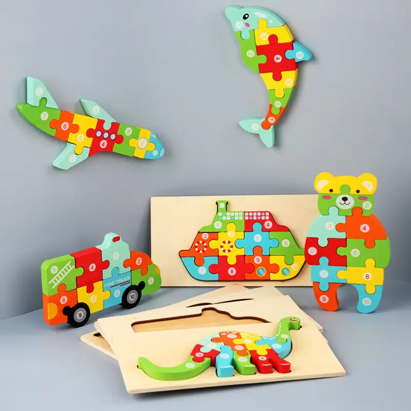 Piezas de puzzle de animales con números de madera, coloridas, con formas de animales y vehículos, ensambladas en tableros a juego para niños pequeños.