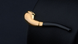 Men’s airplane tie clip in gold and black pipe-shaped design made of metal, ideal as a stylish gift accessory.