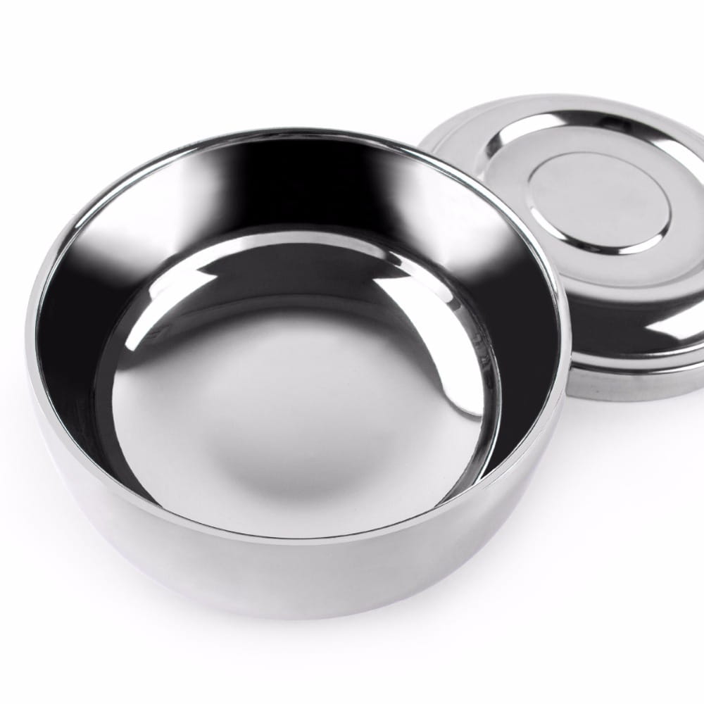 Glänzende Edelstahlschale für Rasierseife mit passendem Deckel, ausgelegt für eine langlebige und elegante Aufbewahrung im Pflegebereich.