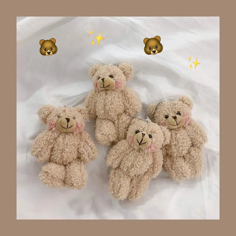 Niedlicher Teddybär-Schlüsselanhänger aus beigem Plüsch mit weicher, flauschiger Textur und bestickten Gesichtszügen als Mini-Puppe-Anhängerfigur.