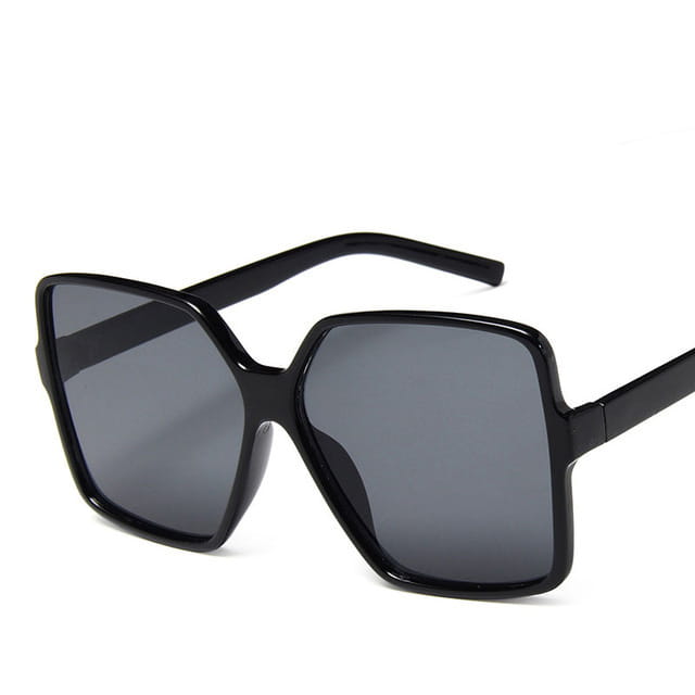 Gafas de sol vintage geométricas extragrandes con montura cuadrada de color negro y protección UV400, con lentes con degradado de color gris oscuro.