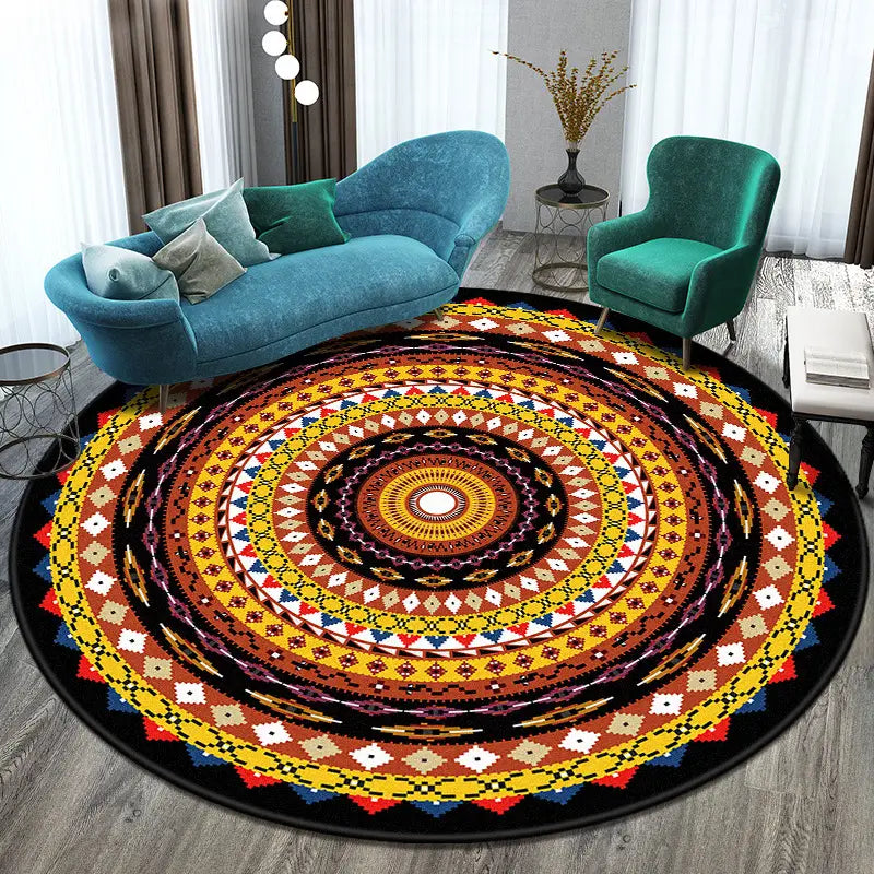 Rundteppich im Mandala-Stil aus lebhaftem geometrischem Polyester mit einem farbenfrohen kreisförmigen Design und kunstvollen Mustern in kräftigen Tönen aus Orange, Gelb, Rot und Schwarz.