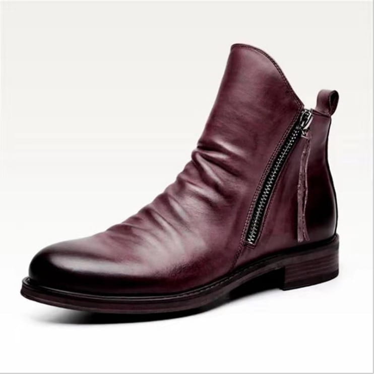 Herren-Leder-Chelsea-Boots mit seitlichem Reißverschluss und Absatz in edlem Burgunderleder, mit einer eleganten, leicht abgenutzten Oberfläche sowie schwarzem seitlichem Reißverschluss.