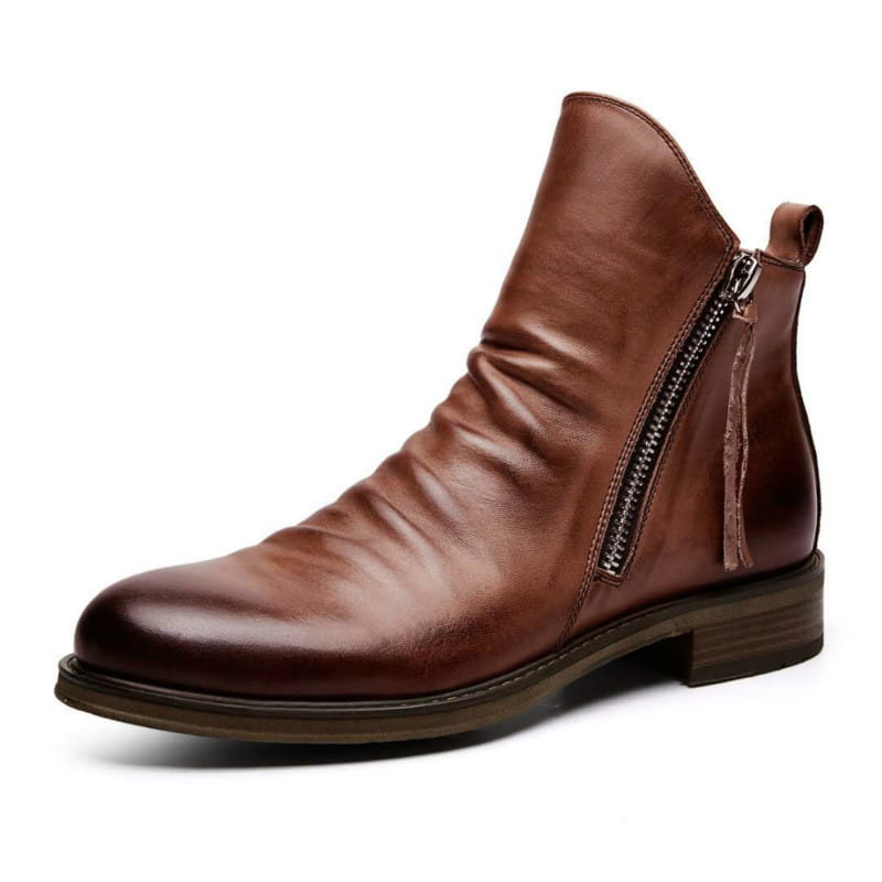 Herren-Braune Leder-Ankle-Boots mit seitlichem Reißverschluss und kleiner Schlupf-/Zuglasche, entworfen als Chelsea-Boots mit Absatz