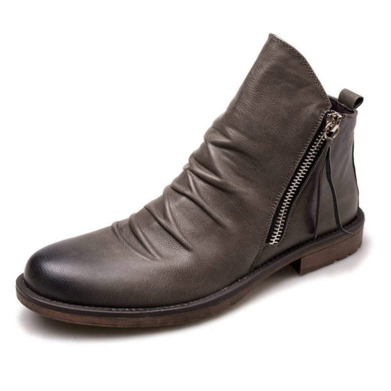 Dunkelgrauer Leder-Herren-Chelsea-Ankle-Boot mit seitlichem Reißverschluss und dezenten Falten entlang des Schafts.
