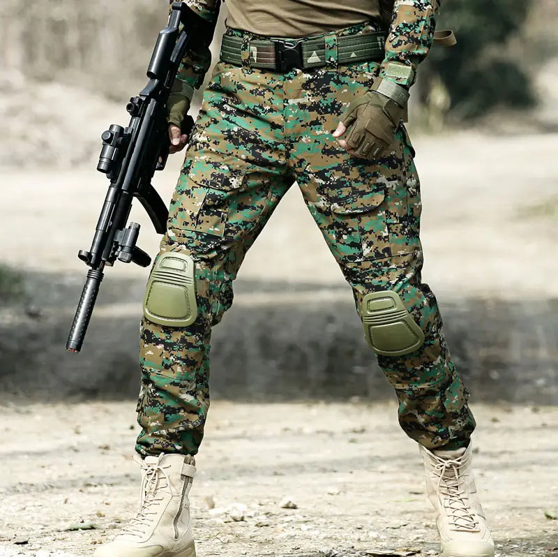 Pantalon tactique avec genouillères et poches cargo dans un camouflage numérique vert et brun, avec des genouillères renforcées vert olive pour une protection accrue.