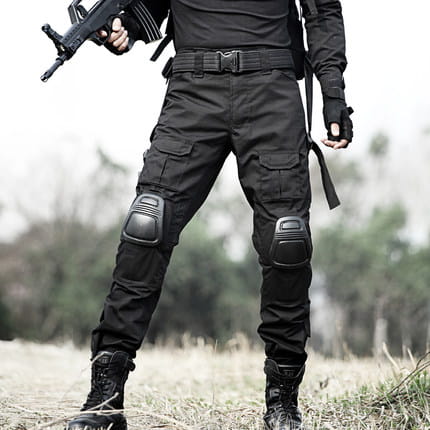 Pantalon tactique noir doté de genouillères renforcées et de plusieurs poches cargo, conçu pour la durabilité et la fonctionnalité dans des environnements exigeants.