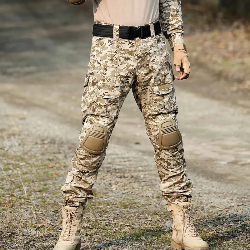 Pantalon tactique avec genouillères et poches cargo dans un camouflage numérique beige et marron clair, doté de genouillères renforcées pour une durabilité accrue.