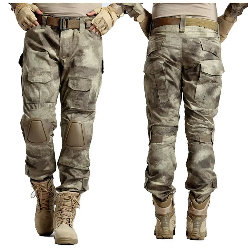 Pantalon tactique avec genouillères et poches cargo dans un camouflage beige et gris, avec une protection des genoux renforcée et un tissu durable pour un usage en extérieur.