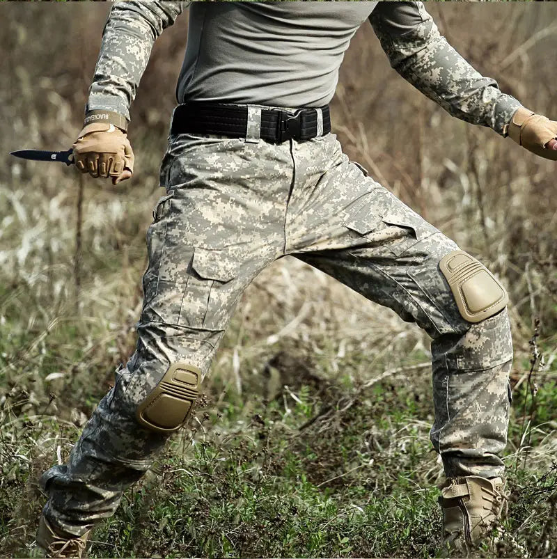 Pantalon tactique avec genouillères et poches cargo dans un motif camouflage, avec des genouillères renforcées et un tissu durable, conçu pour un usage en extérieur et tactique.