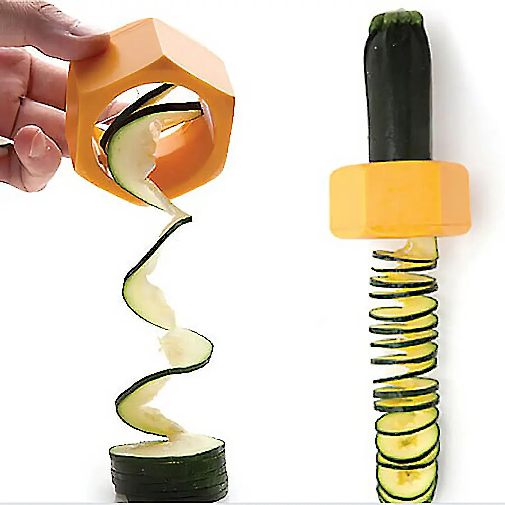 Orangefarbene sechseckige Gemüsespiralschneidemaschine mit schwarzem Griff und gelber Basis, ausgelegt zur Herstellung dekorativer Zucchini-Spiralen in einer manuellen Gemüsespiralschneidemaschine für Gurken, Schneidmaschine und -aufsatz.