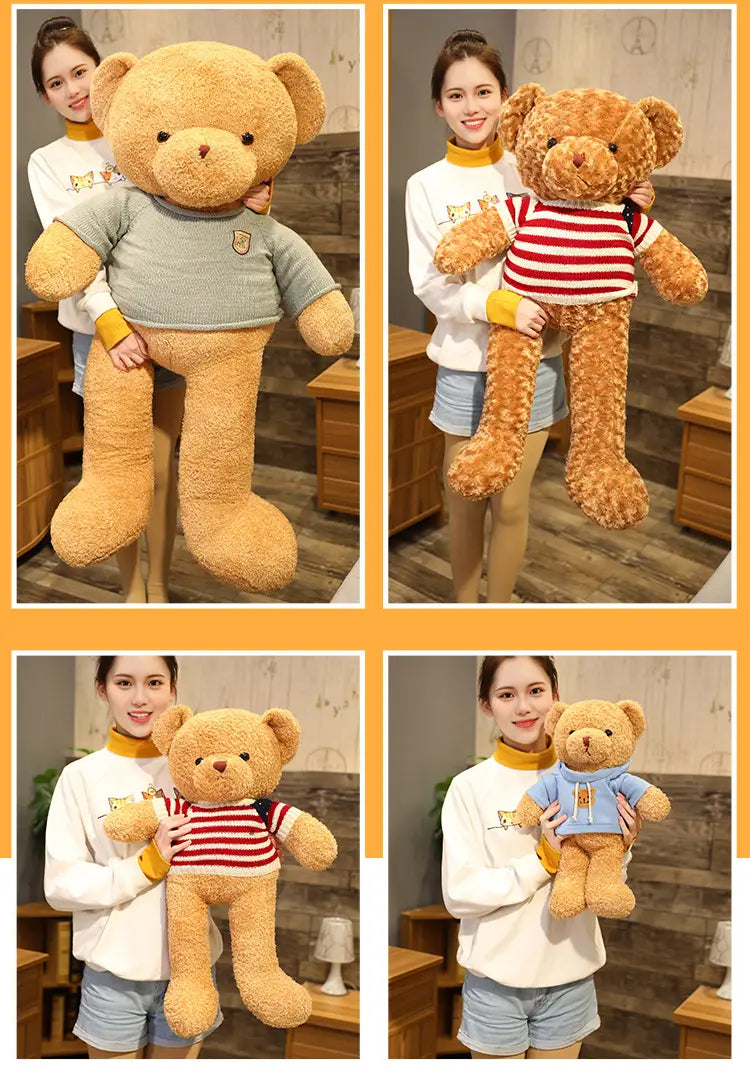 Plüschiger Teddybär, weiches Stofftier, Puppe mit weichem beigem Fell, trägt gemütliche Strickhemden in Grau-Rot- und Weißstreifen oder Blau.