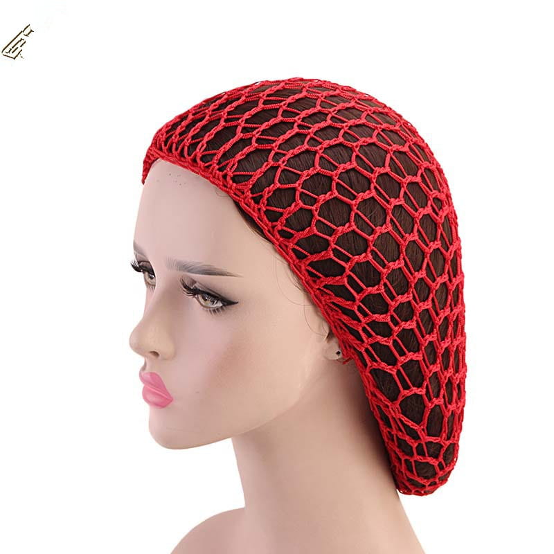 ein rotes gestricktes Maschenhaarnetz aus Häkelmaterial, auf einem Schaufensterkopf getragen, entworfen als koreanische Langhaar-Snood-Mütze