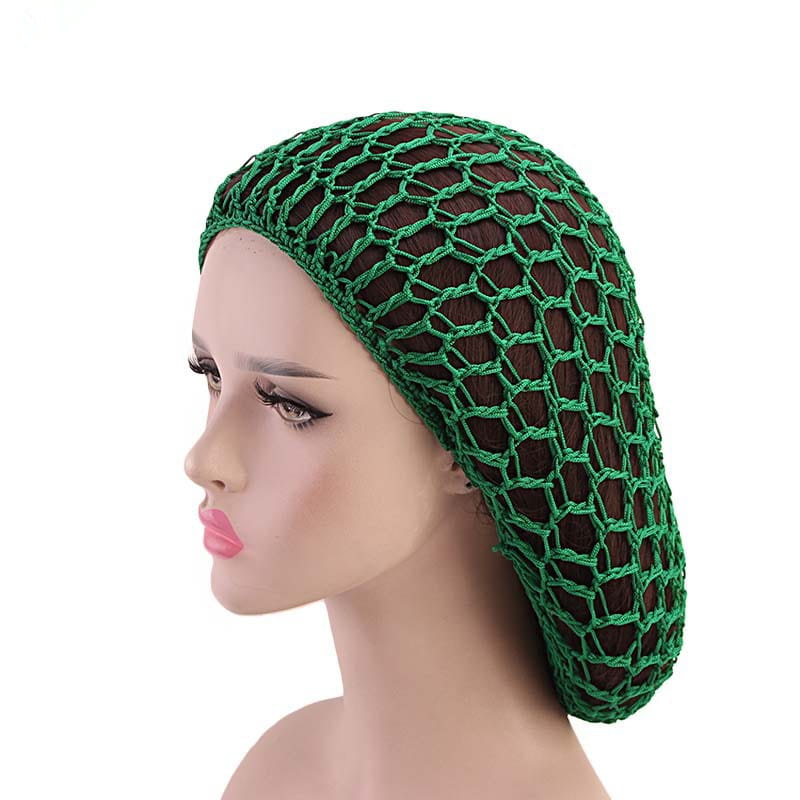 grünes gestricktes Maschenhaarnetz aus Häkelmaterial, das von einem Schaufensterkopf getragen wird und die koreanische Langhaar-Snood-Mütze präsentiert.