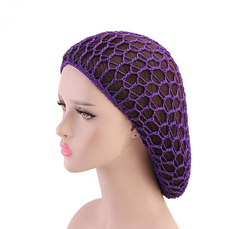lila gestricktes Maschenhaarnetz – gehäkeltes Maschenhaarnetz – im koreanischen Stil als Langhaar-Snood-Mütze, auf einem Schaufensterkopf präsentiert.