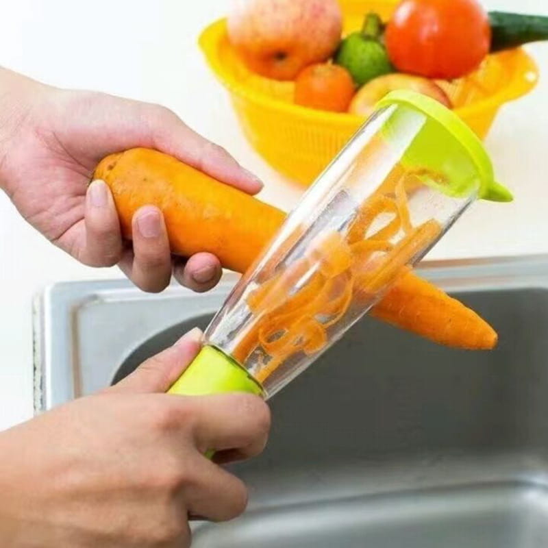Éplucheur de légumes avec boîtier de rangement doté d’un corps en plastique transparent, de poignées vert citron, et d’une lame en acier inoxydable pourvue d’une chambre intégrée destinée à collecter les lanières de légumes spiralées.