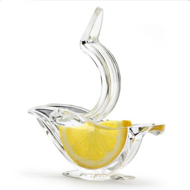 Outil presse-agrumes manuel pour agrumes en acrylique « oiseau », presse-citron en verre transparent, avec une poignée courbée et une base en forme de bol contenant une tranche de citron jaune.