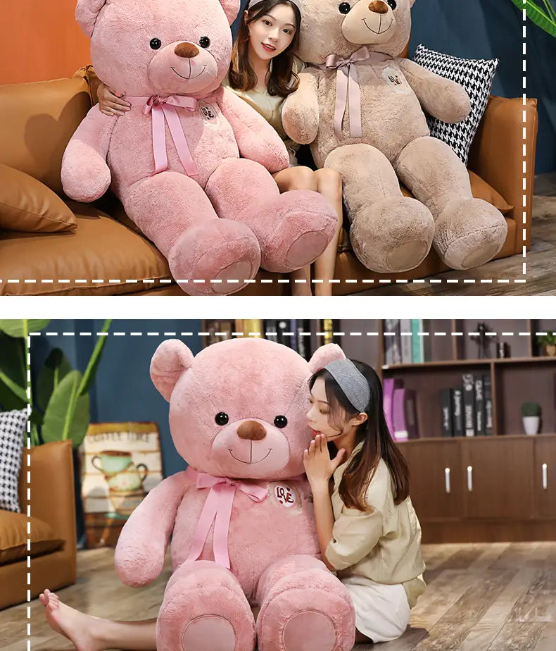 Rosafarbener Teddybär mit passender Schleifenborte und bestickten Details auf der Brust, entworfen für Kinder und Mädchen.