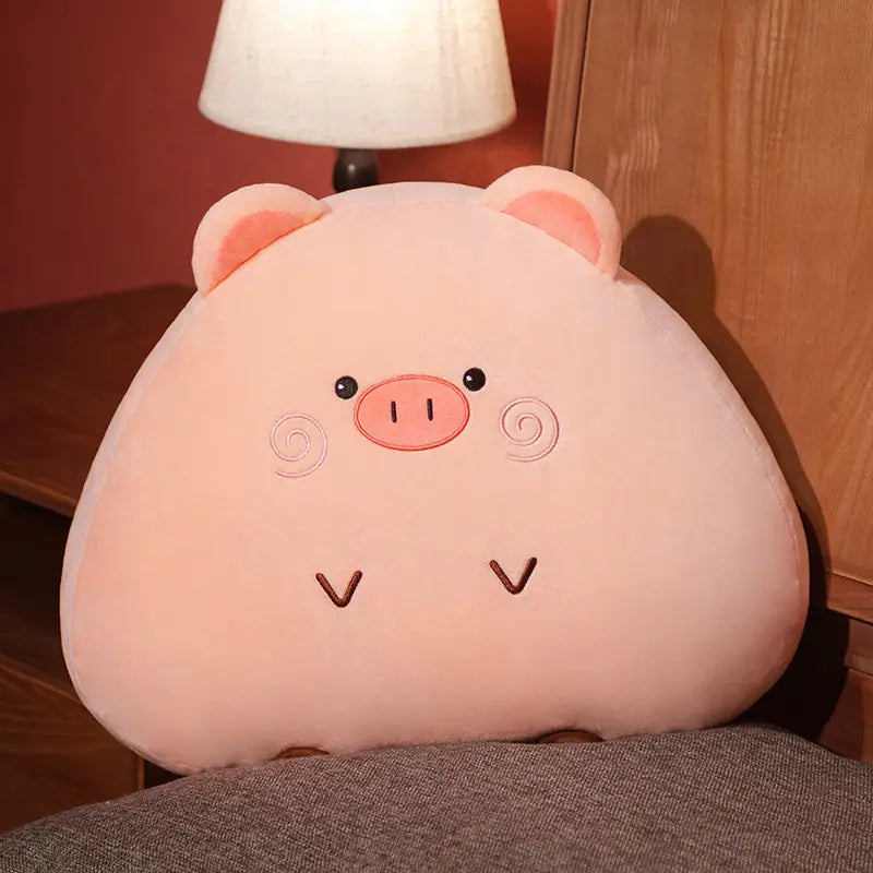 Ein rosa Kuschel-Schweinchen-Kissen mit bestickten Gesichtszügen und weichen, rundlichen Ohren, geeignet als Kinder-Kuscheltier-Kissen; erhältlich in den Größen 45 cm oder 65 cm.