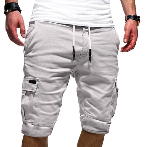 Herren-Urban-Cargo-Jogger-Shorts in hellem Grau mit weißen Kordeln und schwarzen Taschenakzenten, entworfen für den Freizeitgebrauch.