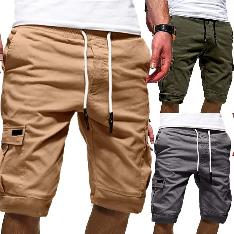 Herren-Urban-Cargo-Jogger-Shorts in Beige mit weißen Kordeln und schwarzen Aglets, mit Seitentaschen und einer lockeren Passform.