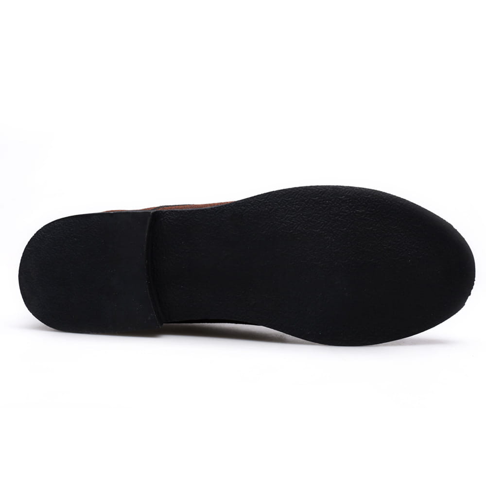Semelle de chaussure en caoutchouc noir à surface texturée et léger talon sur la face arrière des chaussures habillées en daim oxford à lacets pour hommes, grande taille.