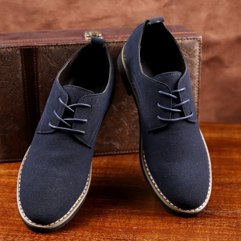 Chaussures habillées en daim oxford à lacets pour hommes bleu marine avec surpiqûres blanches et semelle brun clair, pour grandes pointures.