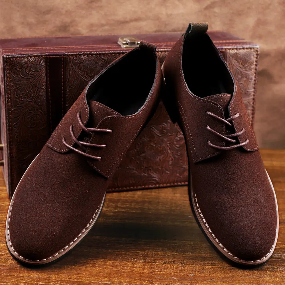 Chaussures habillées en daim oxford à lacets pour hommes marron, avec surpiqûres blanches contrastées, en grande taille.