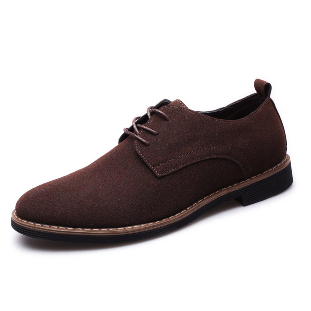 Chaussure habillée en daim oxford à lacets pour hommes en marron, avec semelle en caoutchouc noir et surpiqûre ton beige.