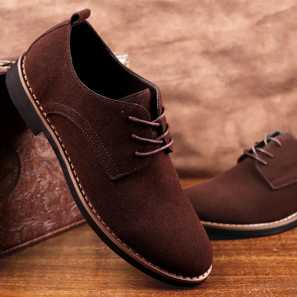 Chaussures habillées en daim Oxford à lacets pour hommes en marron, avec lacets assortis et semelle en cuir cousue.