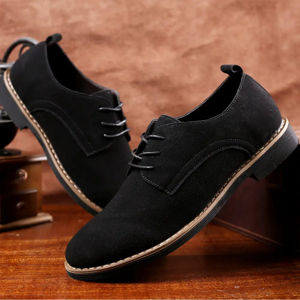 Chaussures habillées en daim oxford à lacets pour hommes noires, avec surpiqûres ton beige contrastées et un talon bas, en grande taille.