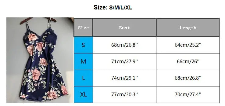 ネイビーブルーのフローラルプリントのサテン製スリップドレス。細いスパゲッティストラップとVネックを備え、フローラルレースのシルクスリープウェアとしてデザインされています。
