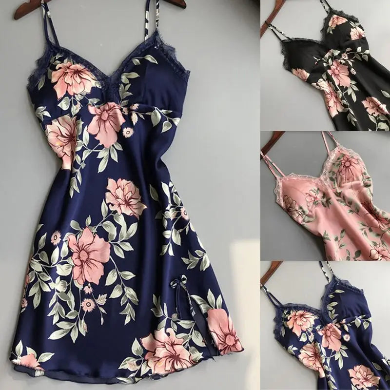 ネイビーブルーのフローラルサテン製スリップドレス。ピンクの花、緑の葉、そしてネックラインとストラップに沿った繊細なレースのトリムを備え、フローラルレースのサテン製ナイトガウンのシルクスリープウェアのスリップドレスとしてデザインされています。