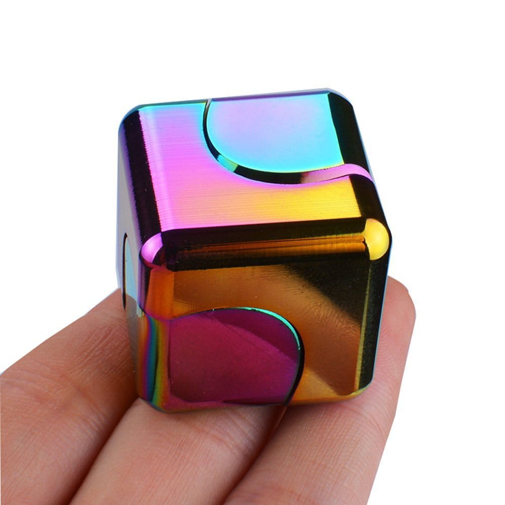 Metallischer Fidget-Würfel mit Regenbogen-Farbgebung als Stressabbau-Spielzeug mit glatter, reflektierender Oberfläche, abgerundeten Kanten und einer regenbogenfarbenen metallischen Veredelung