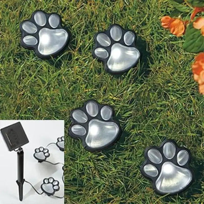 Schwarze und silberne, pfotenförmige Solar-Gartenleuchten mit einer glänzenden Oberfläche, ausgelegt für die Außendekoration von Gartenwegen mit LED-Beleuchtung.