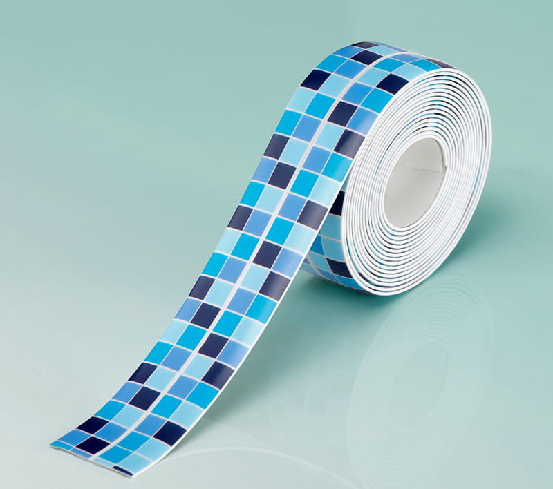 Un rouleau de vinyle adhésif pour carrelage mosaïque bleu, avec des nuances de bleu différentes sous forme de carrés, conçu comme un ruban d’étanchéité anti-moisissure pour cuisine, en PVC imperméable.