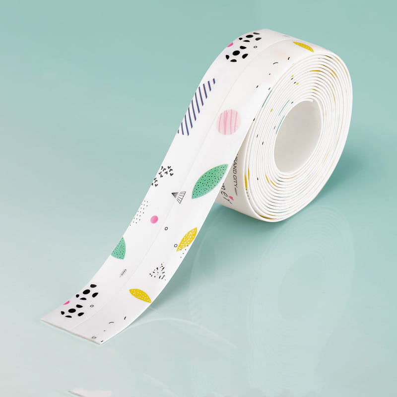 Un rouleau de ruban adhésif d’étanchéité pour cuisine en PVC blanc, anti-moisissure, avec un motif ludique de formes abstraites vert, jaune, rose et noir, pour un scellement imperméable dans les cuisines.